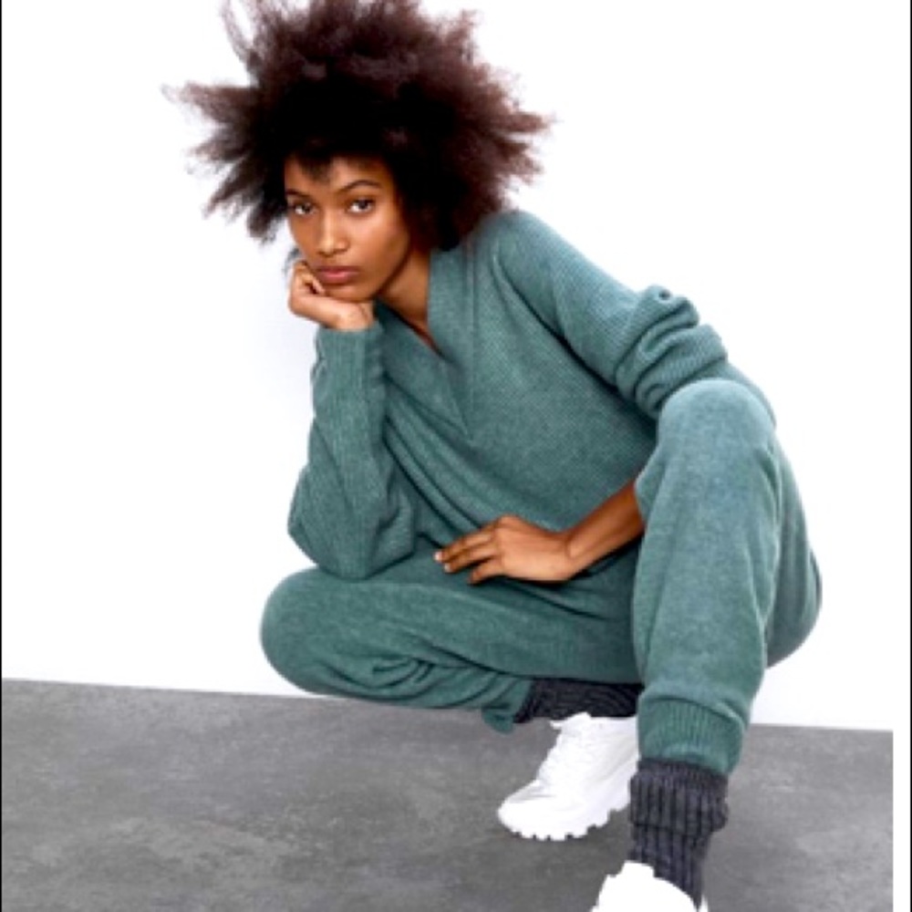 Knit jogging pants & V neck sweater